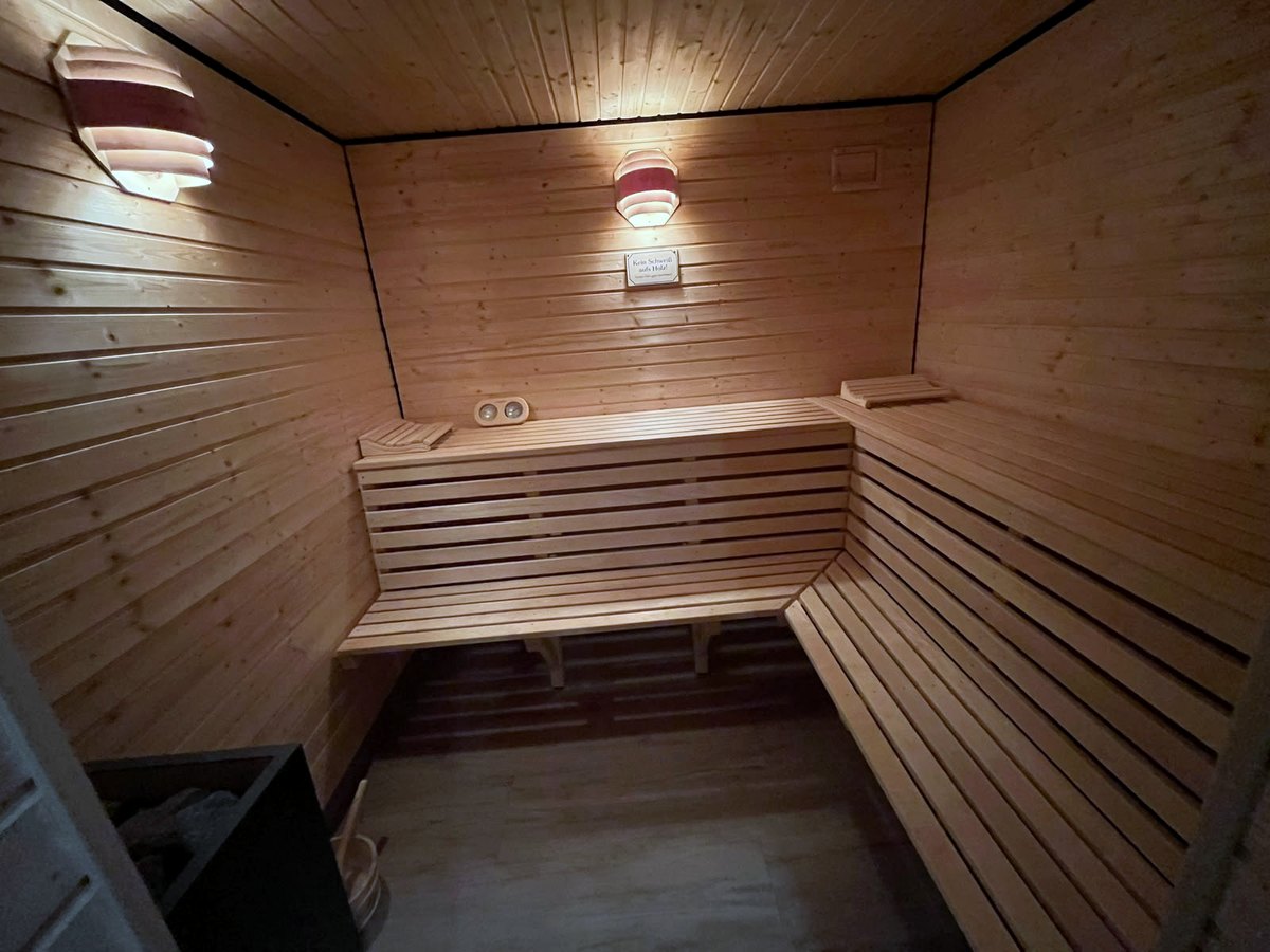 Finnische Sauna aus hellem Holz mit umlaufender Bank